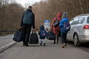 Макрон и Санчес заблокировали финансирование миграционных хабов за пределами ЕС — Euronews
