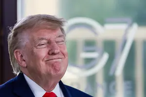 «Подлизывание высшего сорта»: Трамп насмехался над Цукербергом и Безосом, которые «целовали ему задницу»