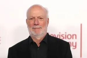 Умер Джеймс Берроуз — режиссёр “сериала «Друзья»“ и “сериала «Теория большого взрыва»“