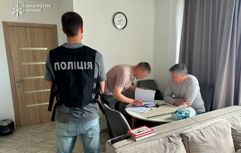 Колишньому т.в.о. глави Мінкульту повідомили про підозру через незаконний виїзд чоловіків за кордон