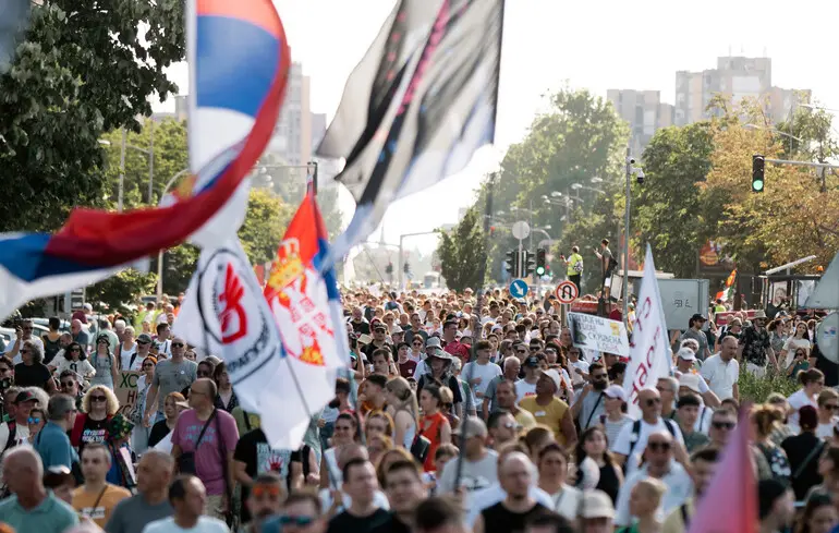 В Сербии тысячи людей вышли на митинг против правления Вучича, требуя досрочных выборов