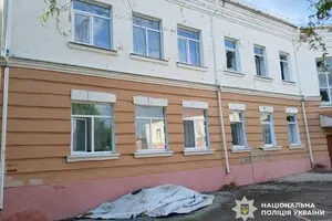 Россияне атаковали железнодорожную станцию, энергетику, лицей и дома в Черниговской области: есть раненые