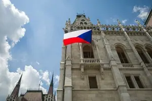 В Праге тысячи людей вышли на протест: правительство Чехии намерено изменить систему финансирования СМИ — Reuters