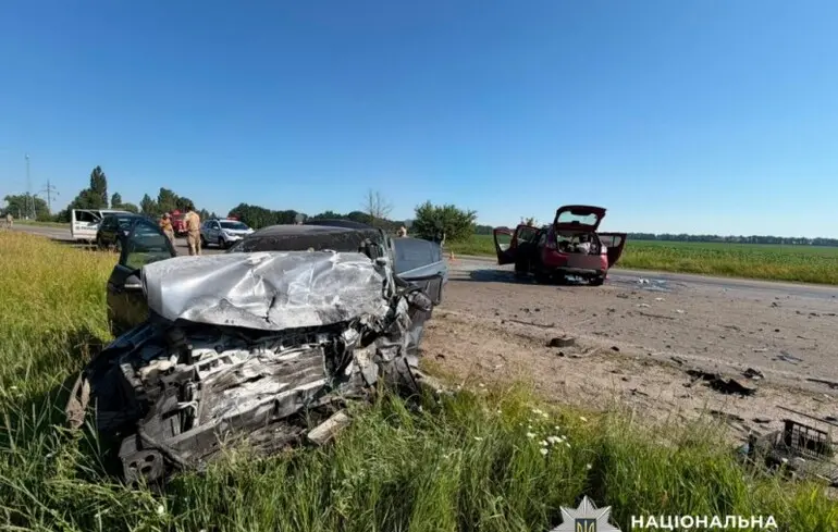 В Киевской области столкнулись Renault и Nissan: пять погибших, двое раненых