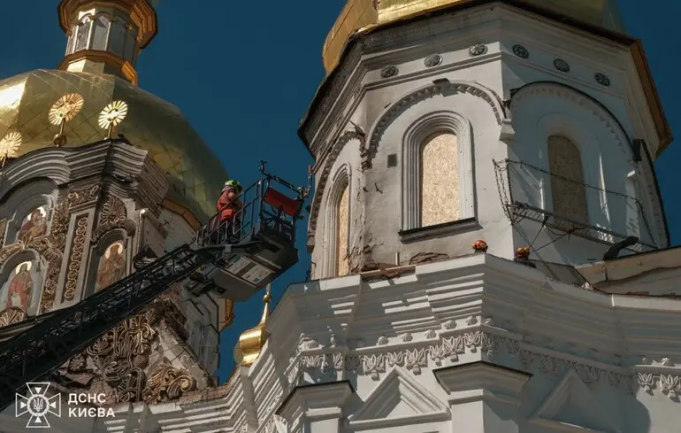 У Києві завершили відновлення Успенського собору, пошкодженого російським обстрілом