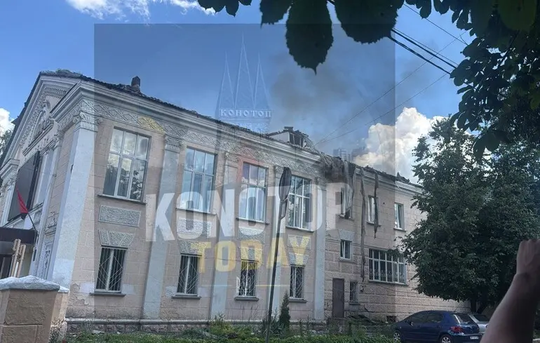 Росіяни вдарили по кінотеатру в центрі Конотопа