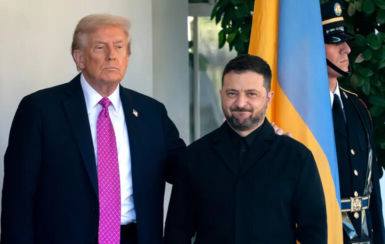 Президент США Дональд Трамп і президент України Володимир Зеленський біля Західного крила Білого дому, Вашингтон, 17 жовтня 2025 року