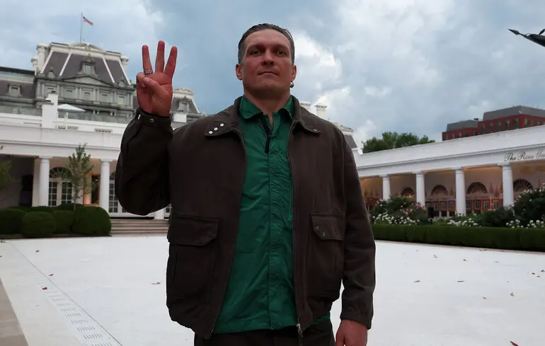 Усик відмовився від усіх чемпіонських титулів