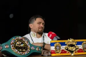 Усик відмовився від усіх чемпіонських титулів