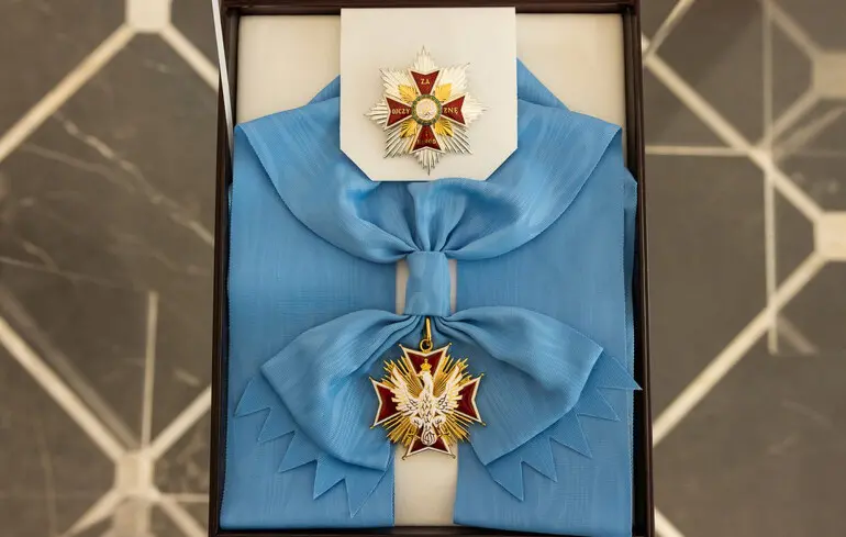 Скільки поляків підтримує позбавлення Зеленського ордена Білого Орла — опитування