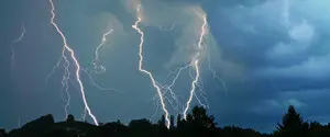 Во Львове молния ударила в ребенка