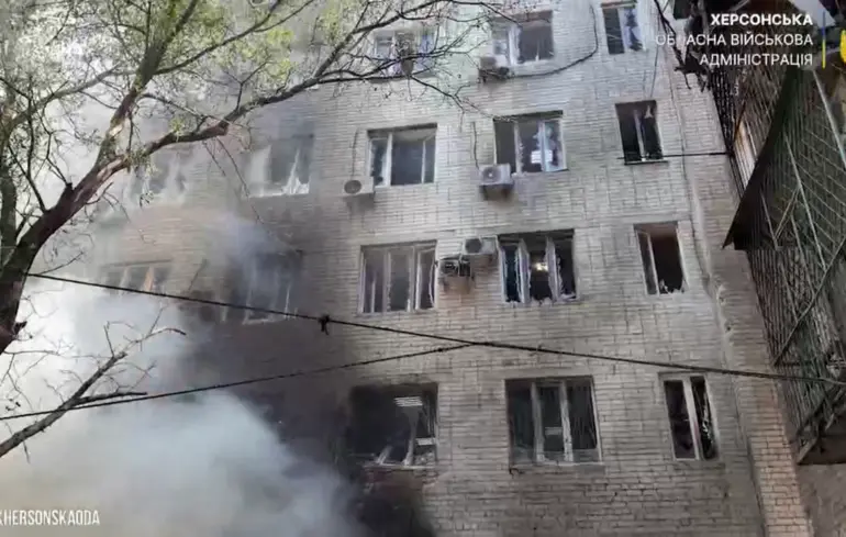 Удар по Херсону: через атаку ворожого безпілотника загинула жінка, ще двоє людей поранені