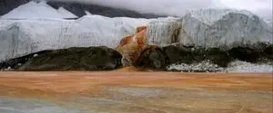 «Кровавый» водопад в Антарктиде скрывает древний подледный мир