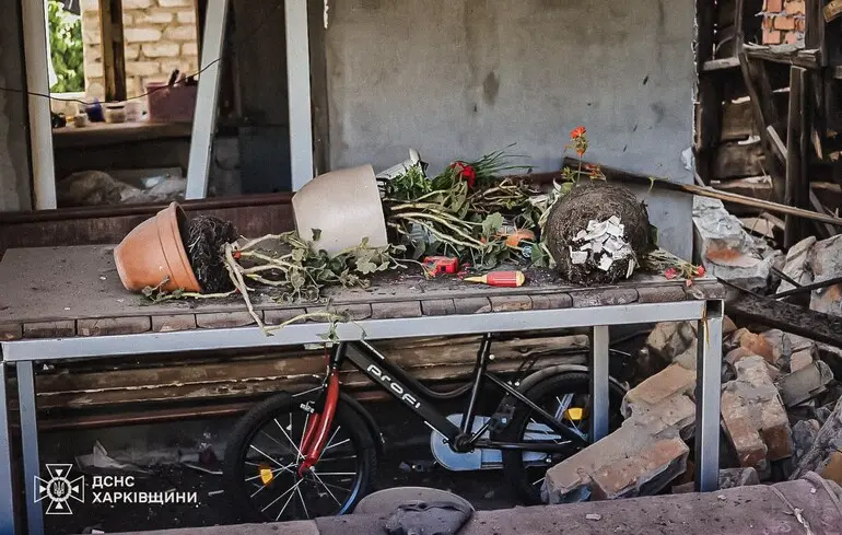 Россияне массированно атаковали авиабомбами Харьков: более 30 человек ранены, погиб подросток