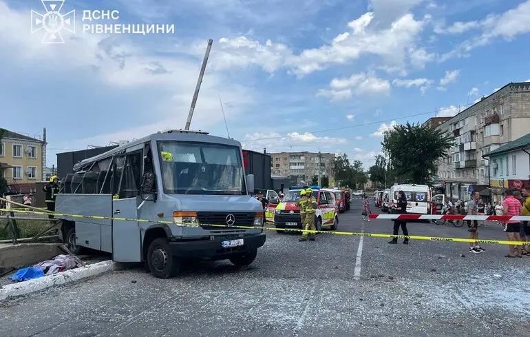 В Ровенской области произошло столкновение поезда и маршрутки, есть погибшие