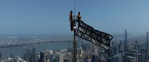 Двое россиян поднялись на шпиль Эмпайр-Стейт-Билдинг: героев фильма Netflix задержала полиция