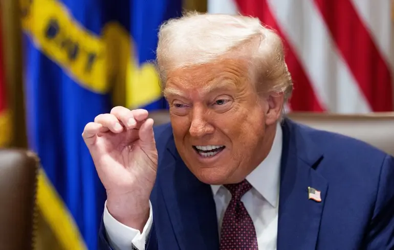 Спочатку обвалив ринок митами, потім почав скуповувати акції — Трампа звинувачують у конфлікті інтересів