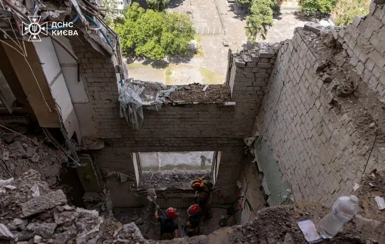 У Києві завершили розбір завалів 16-поверхівки, кількість загиблих від удару РФ зросла до 31