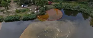 Российский обстрел привел к экологической угрозе в Киеве: спасатели уже четвертые сутки очищают озеро