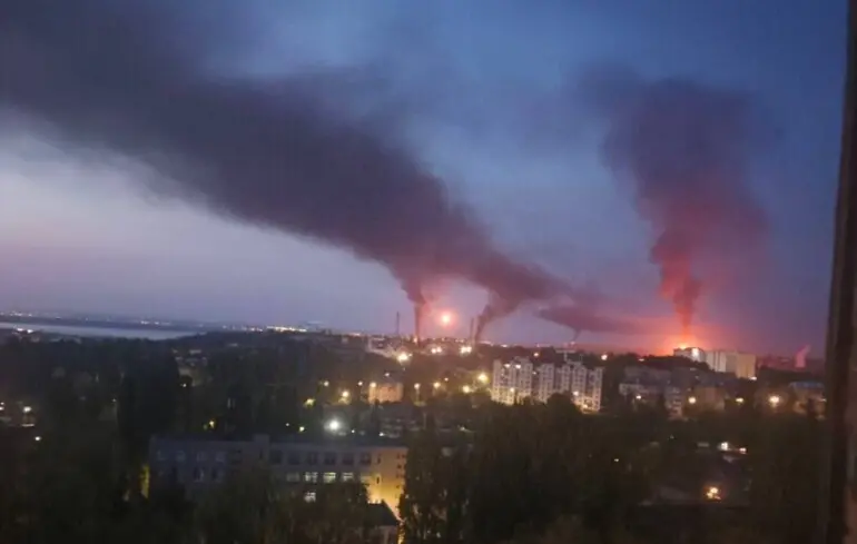 Українські дрони атакували НПЗ у Саратові: спалахнула пожежа
