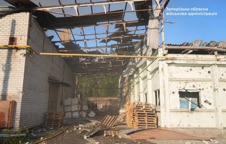 РФ атакувала Запоріжжя: пошкоджено підприємство, понад 15 тисяч абонентів залишилися без світла