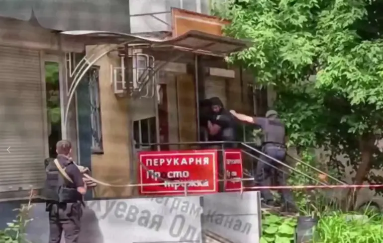 В Одесі затримали чоловіка, який тримав у заручниках людей