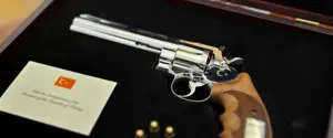 После саммита НАТО Эрдоган вручил мировым лидерам револьверы с патронами