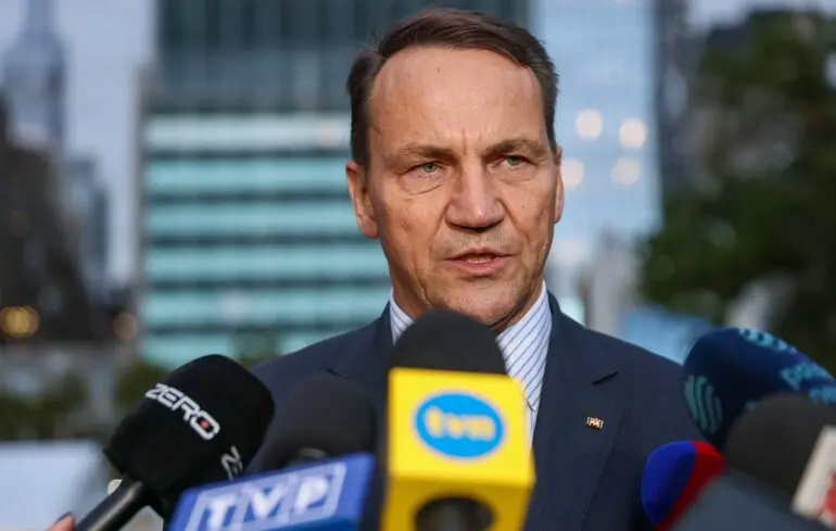 Сікорський про провокації Росії: "Ви повинні повірити не лише мені, про це говорять і інші"