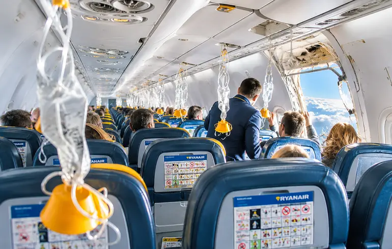 Рейс Ryanair: мужчину затянуло в разбитый иллюминатор