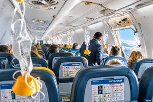 Рейс Ryanair: чоловіка затягло в розбитий ілюмінатор