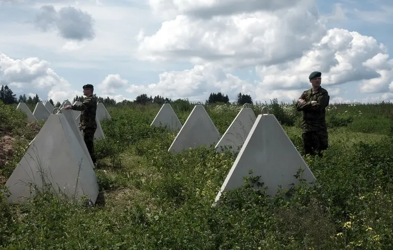 Естонські військовослужбовці біля протитанкових споруд "Зуби дракона" на Балтійській лінії оборони поблизу села Кііскова в Естонії, 26 червня 2026 року