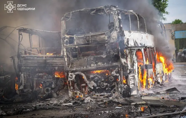 Окупанти вдарили по автопідприємству в Одесі, є постраждалі: ДСНС оприлюднила фото наслідків