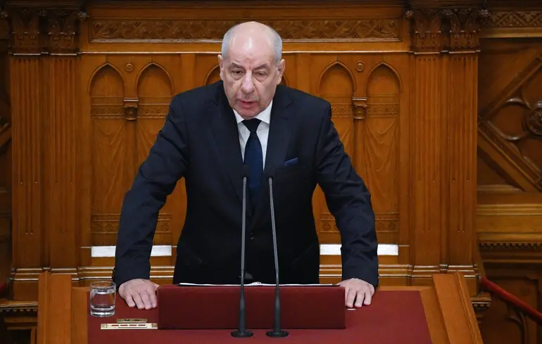 Парламент Венгрии проголосовал за отстранение президента