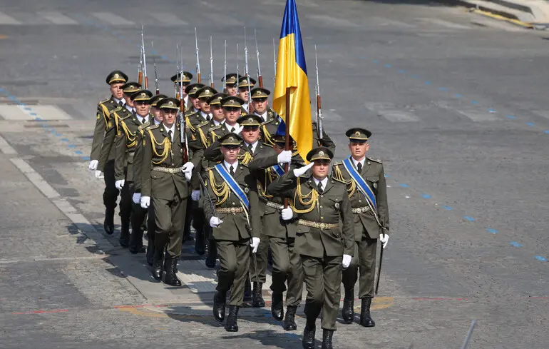 Українські військовослужбовці крокують під час військового параду з нагоди Дня взяття Бастилії на Єлисейських полях у Парижі.