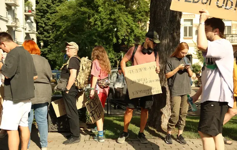 «Не чіпайте Федорова»: у Києві та інших містах мітингують проти відставки міністра оборони