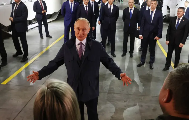 Російські олігархи виводять мільярди з РФ, побоюючись тиску з боку Кремля — Bloomberg