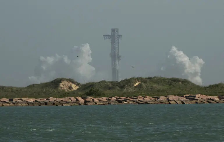 Ракета Starship V3 от SpaceX сразу после отмены её 13-го испытательного полёта.
