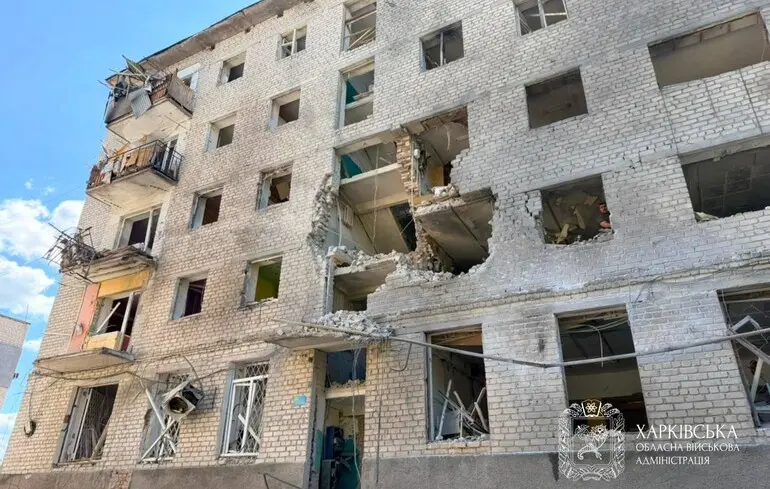 Окупанти вдарили БпЛА по житловому будинку в Ізюмі: 17 постраждалих, серед них маленька дитина