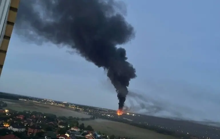 У Підмосков’ї атаковано нафтобазу: після масованого нальоту БпЛА на об’єкті спалахнула пожежа
