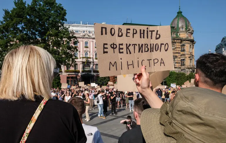 “Голоси з площі. Картонки”: в Україні запустили онлайн-платформу для збереження плакатів з акцій протесту