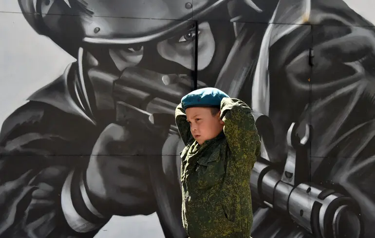 Від пологового будинку до військового училища. Росія готує покоління до воєн