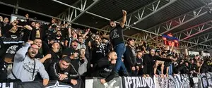 Фанаты ПАОКа развернули флаг России на матче с 