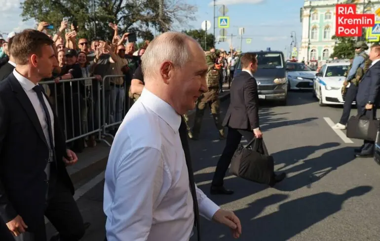 Путін знову почав демонстративно «виходити до народу». Останнє «спілкування» тривало 40 секунд