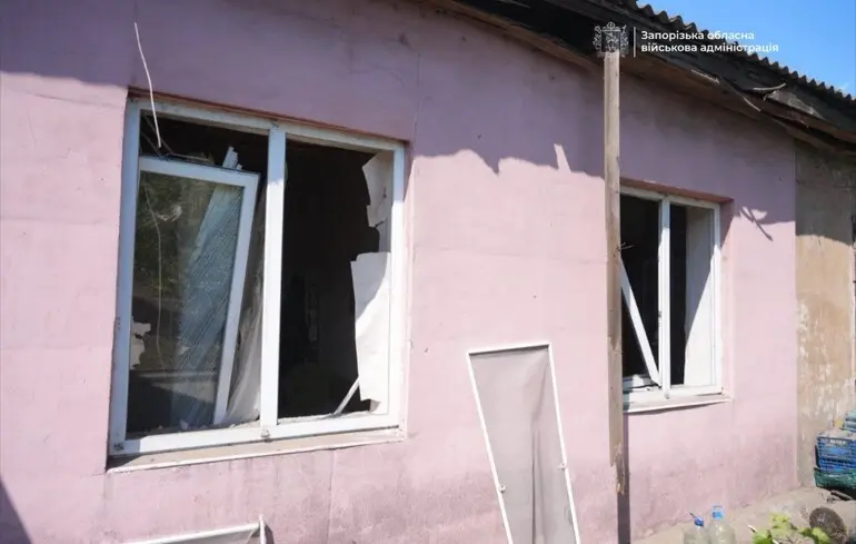 Окупанти знову вдарили керованими авіабомбами по Запоріжжю: жінка у вкрай тяжкому стані