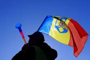 На одного дипломата меньше: после трёх дронов Бухарест ответил Москве