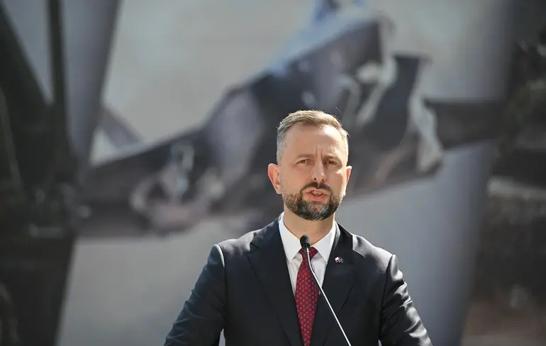 Вице-премьер-министр Польши и министр обороны Владислав Косиняк-Камыш на пресс-конференции в Варшаве, Польша, 14 июля 2026 года