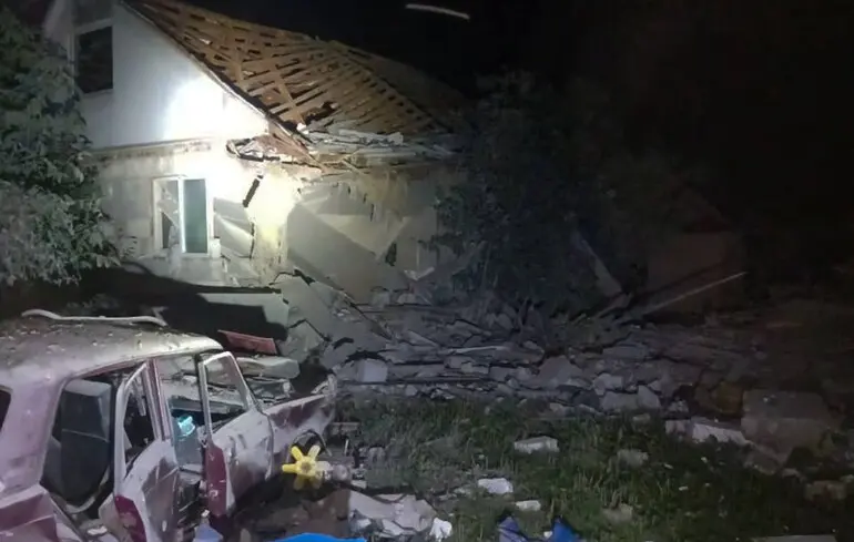 Унаслідок ворожого удару КАБами по Сумах пошкоджені та зруйновані будинки: серед постраждалих є діти