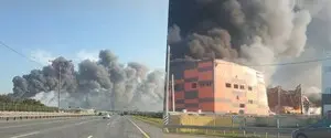 Целились в Wildberries, а ПВО перевела на соседа: под Москвой горит склад на 18 тысяч 