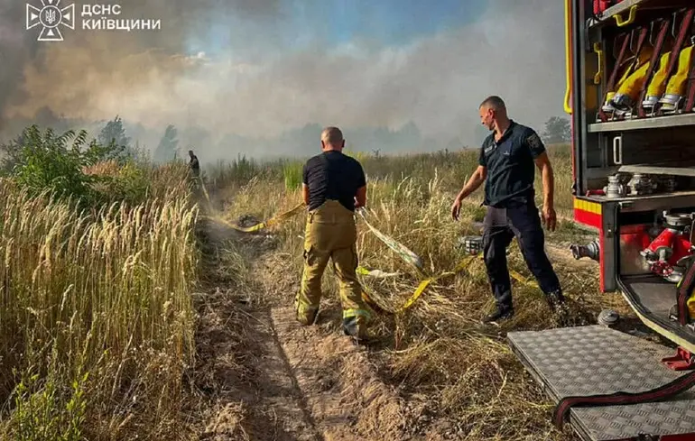 Під Києвом другий день горить сміттєзвалище. Пожежа перекинулась на ліс