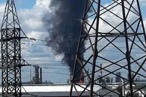 В Перми после атаки дронов горит один из крупнейших НПЗ России: Зеленский подтвердил удар